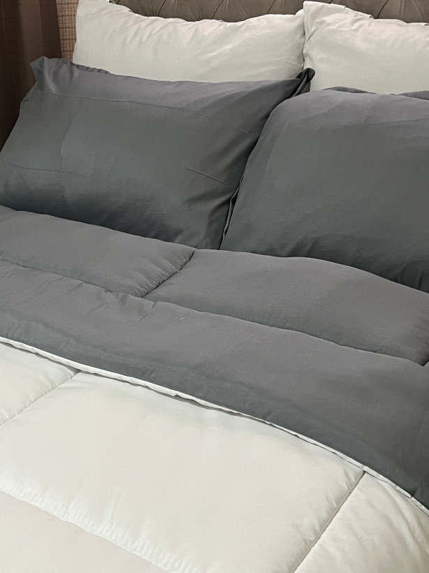 سفید و طوسی